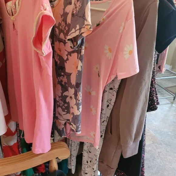 "ALOT OF CLOTHZ" - Picture 13 of 14